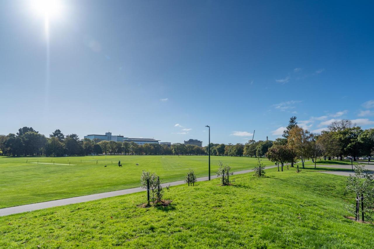 King Bed On Hagley Park Corner In The Cbd Lejlighed Christchurch Eksteriør billede
