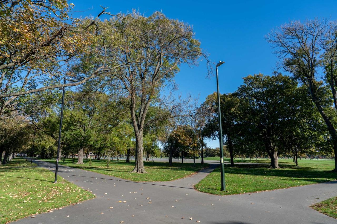 King Bed On Hagley Park Corner In The Cbd Lejlighed Christchurch Eksteriør billede