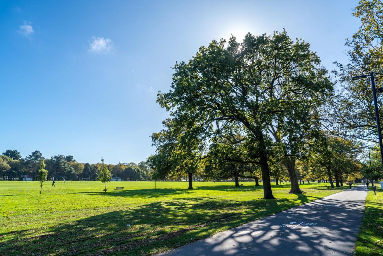 King Bed On Hagley Park Corner In The Cbd Lejlighed Christchurch Eksteriør billede